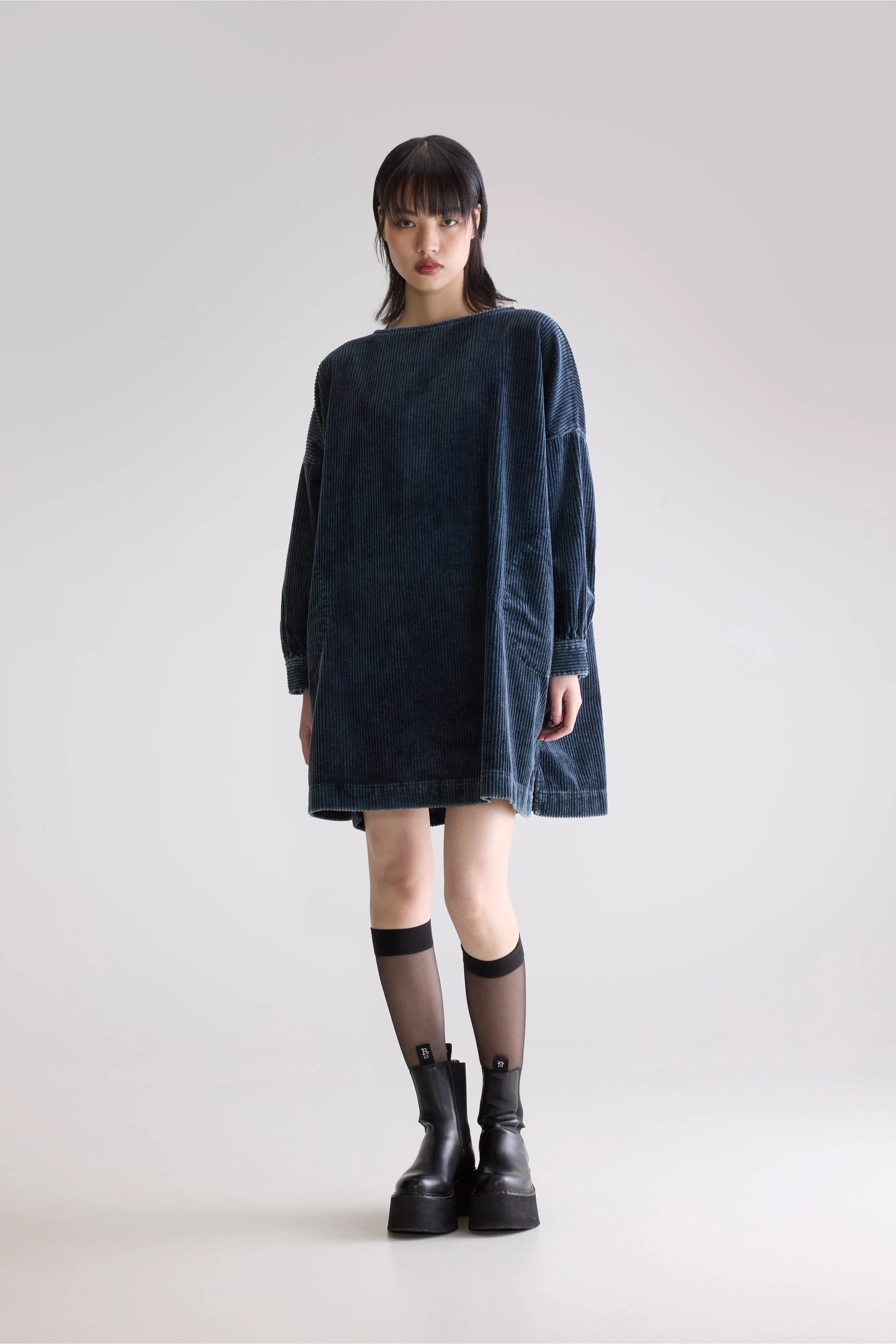 Past corduroy dress (252 / W / BLACK BLUE)