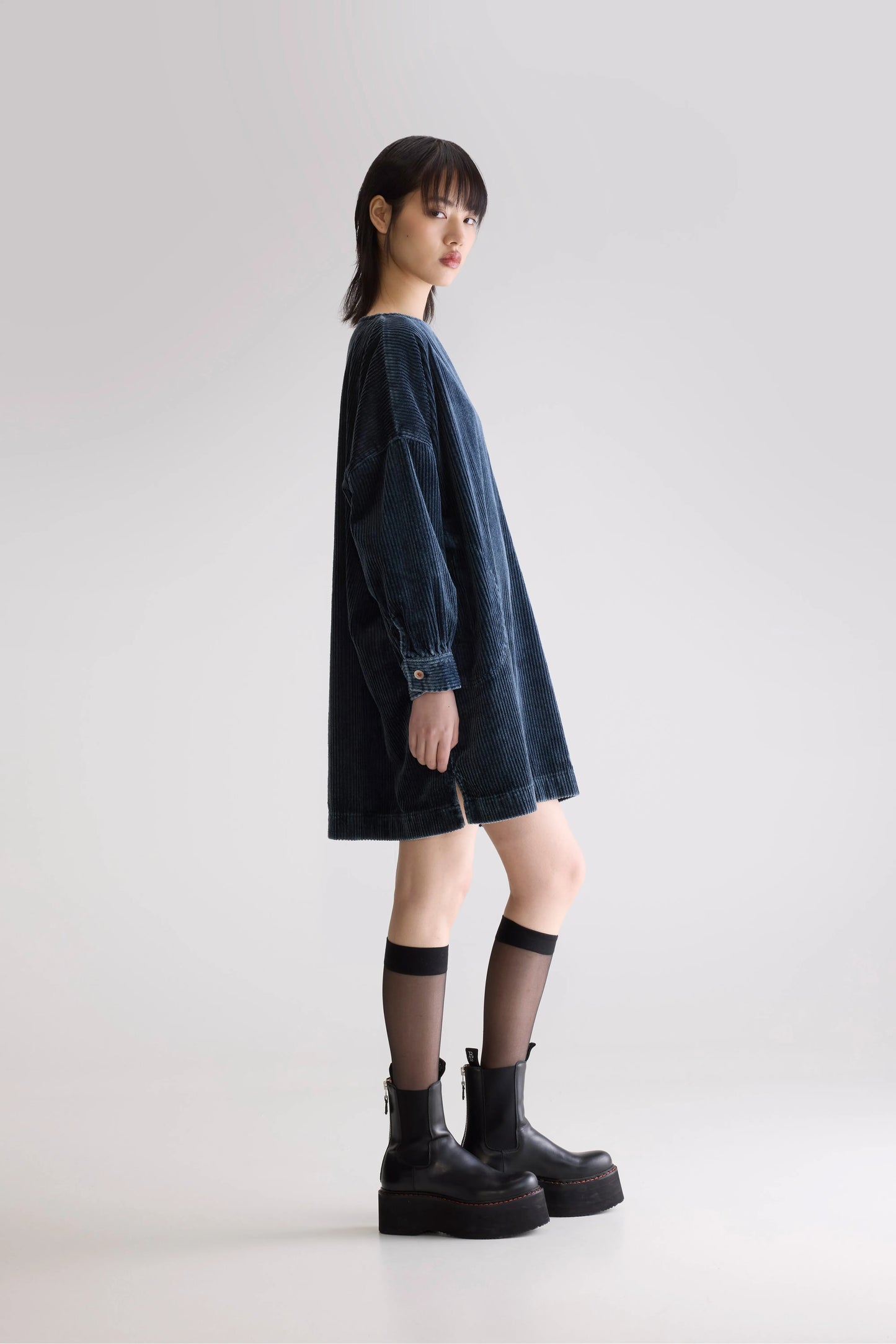 Past corduroy dress (252 / W / BLACK BLUE)